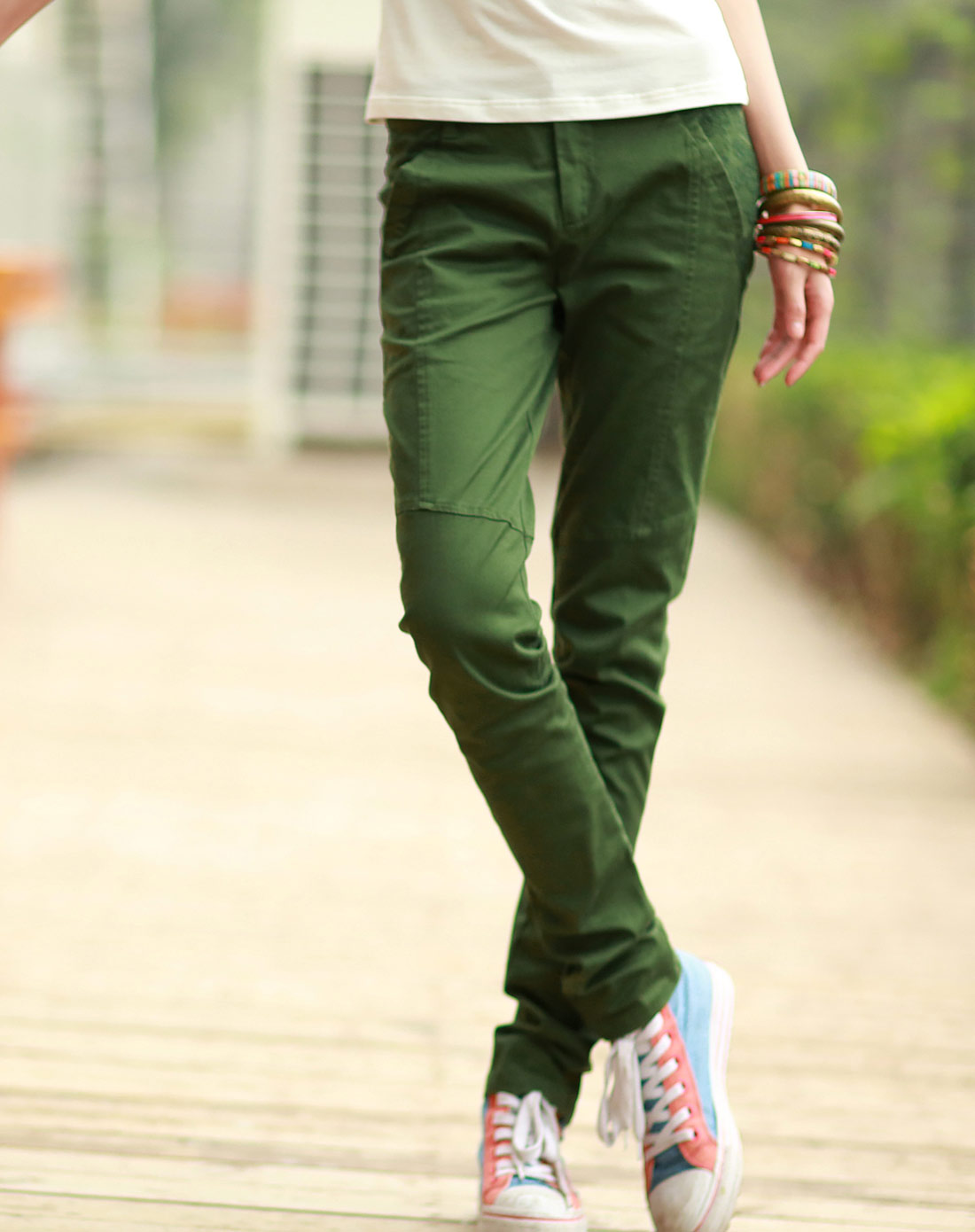 绿色卫衣搭配什么颜色的裤子和鞋子 - 知乎