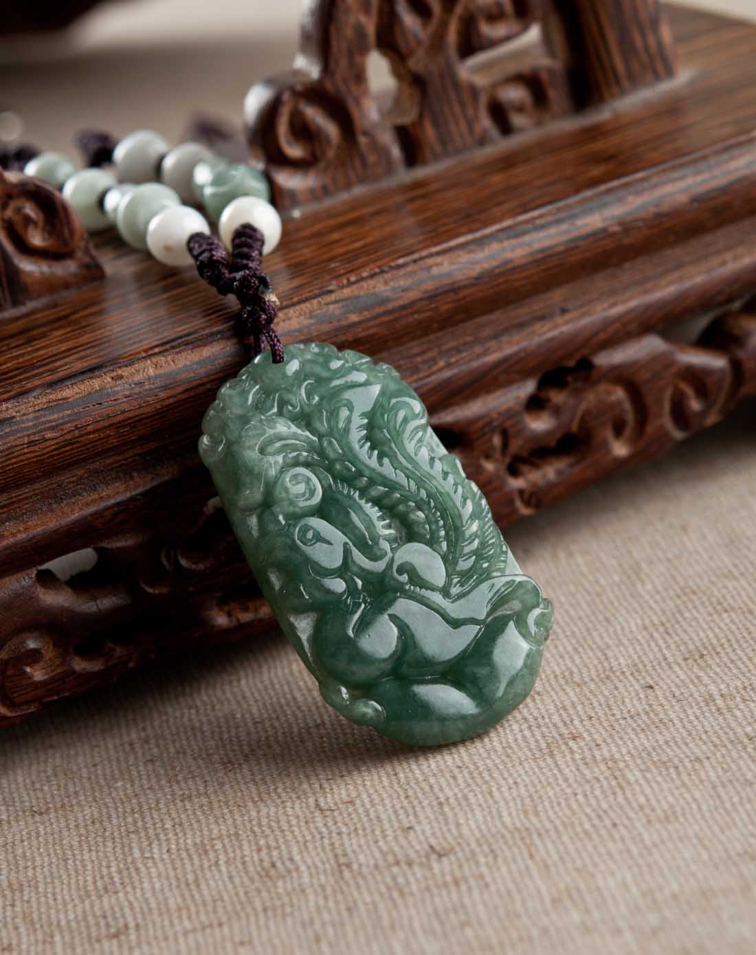 翡翠王朝吊坠款式鉴赏:双喜呈祥龙凤牌