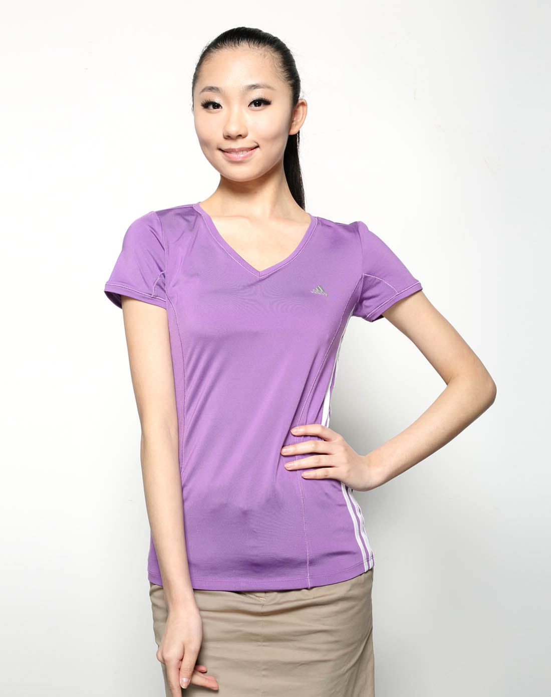 女子紫色短袖t恤