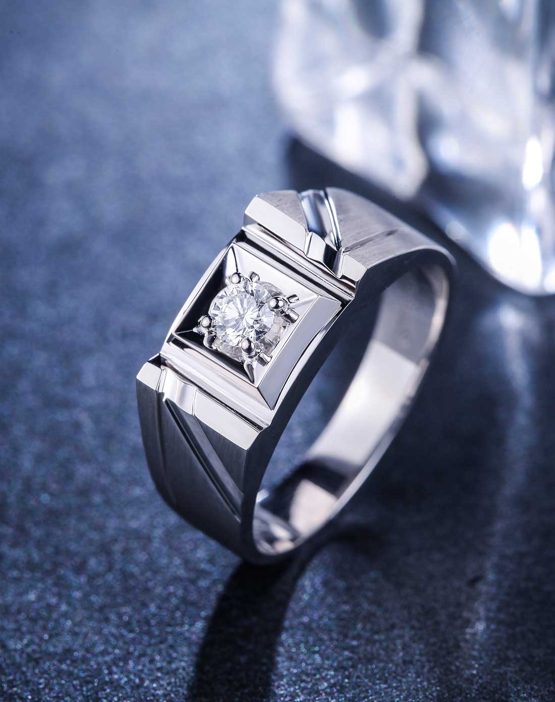 周六福珠宝专场18K白金豪华钻石男戒R80603