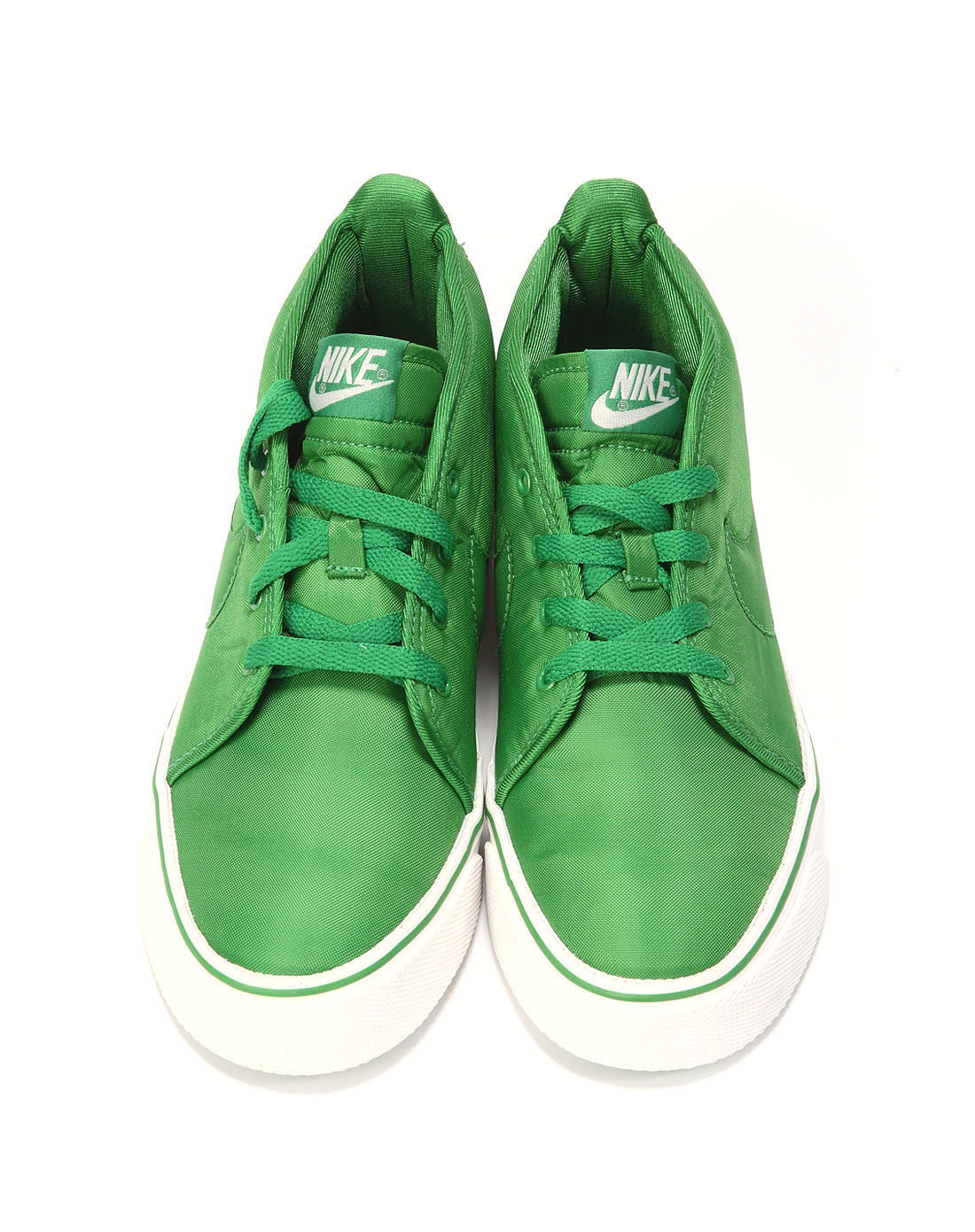 上面那双鞋的那个绿色的小东西应该是可以弄在任何鞋子上可以使鞋带不