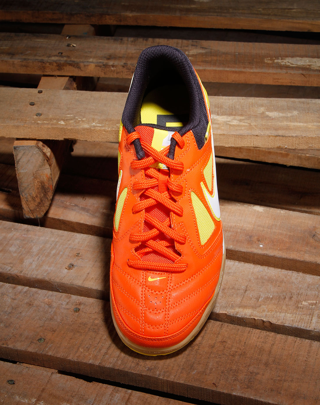 男子橙色足球鞋