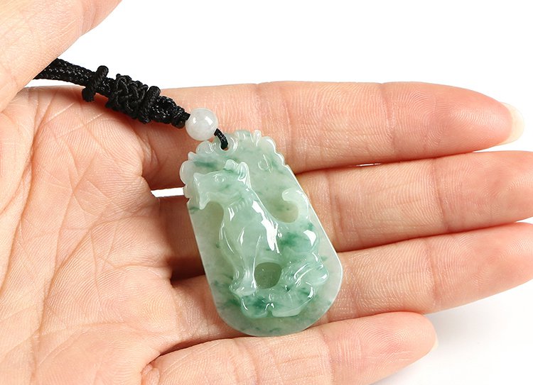 冰种飘花天然翡翠十二生肖玉狗吊坠