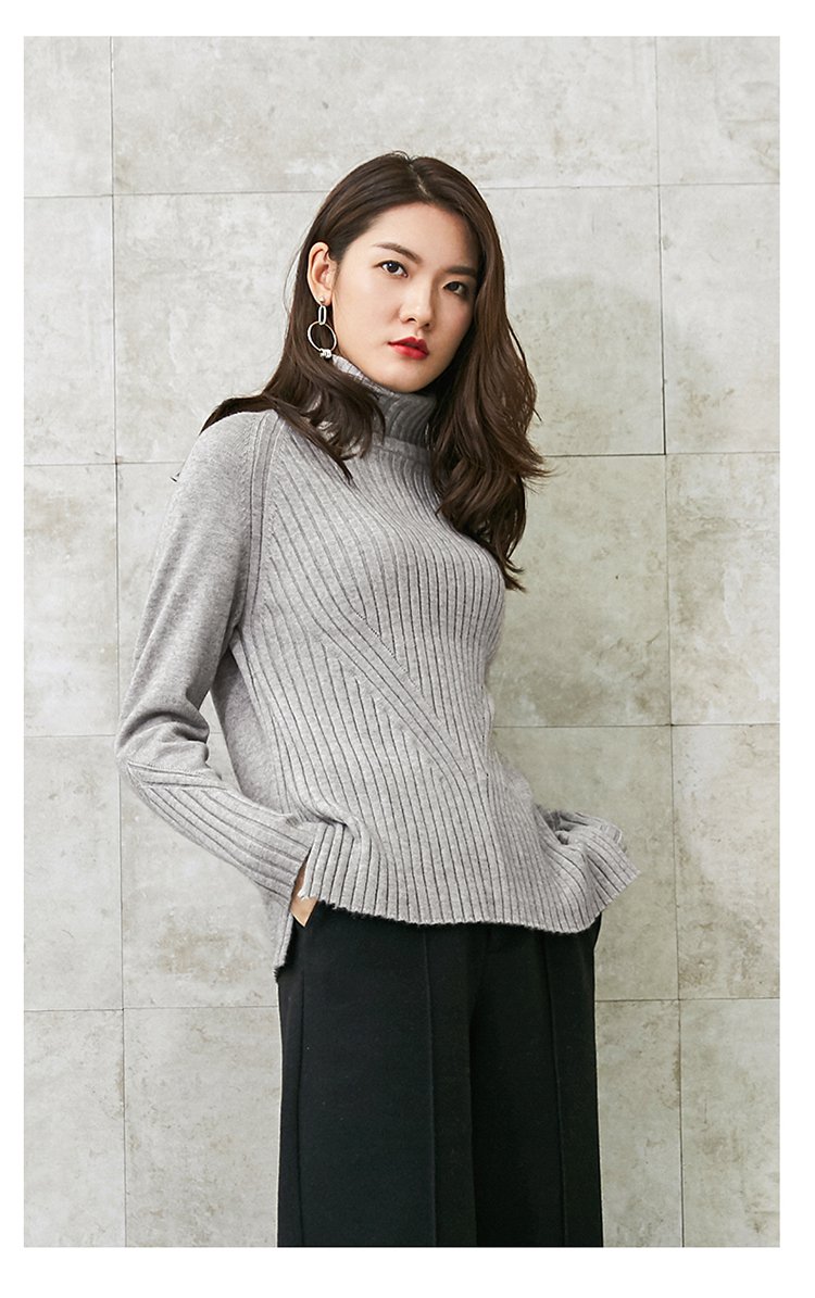 打底配上一件开胸的深色毛衣,优雅的气质马上就出来.