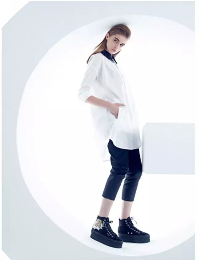 服饰看尽,唯有式样简洁的白衬衫,是淡香弥久的妥帖,是服饰中永远的