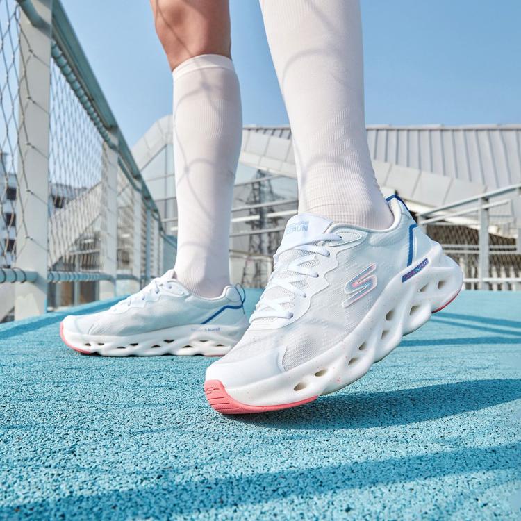 Skechers 【明星同款】女鞋缓震专业跑步鞋运动鞋缓震夏季 In White