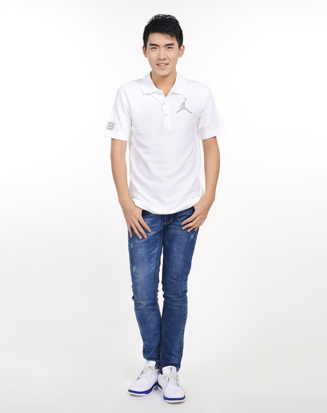 男子白色短袖polo衫