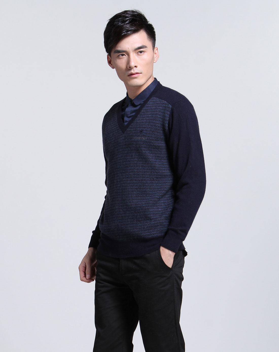 男款深藏青色v领休闲长袖羊绒衫