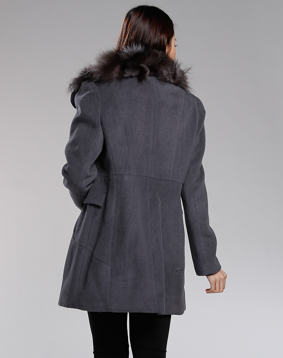 灰色毛领长袖大衣