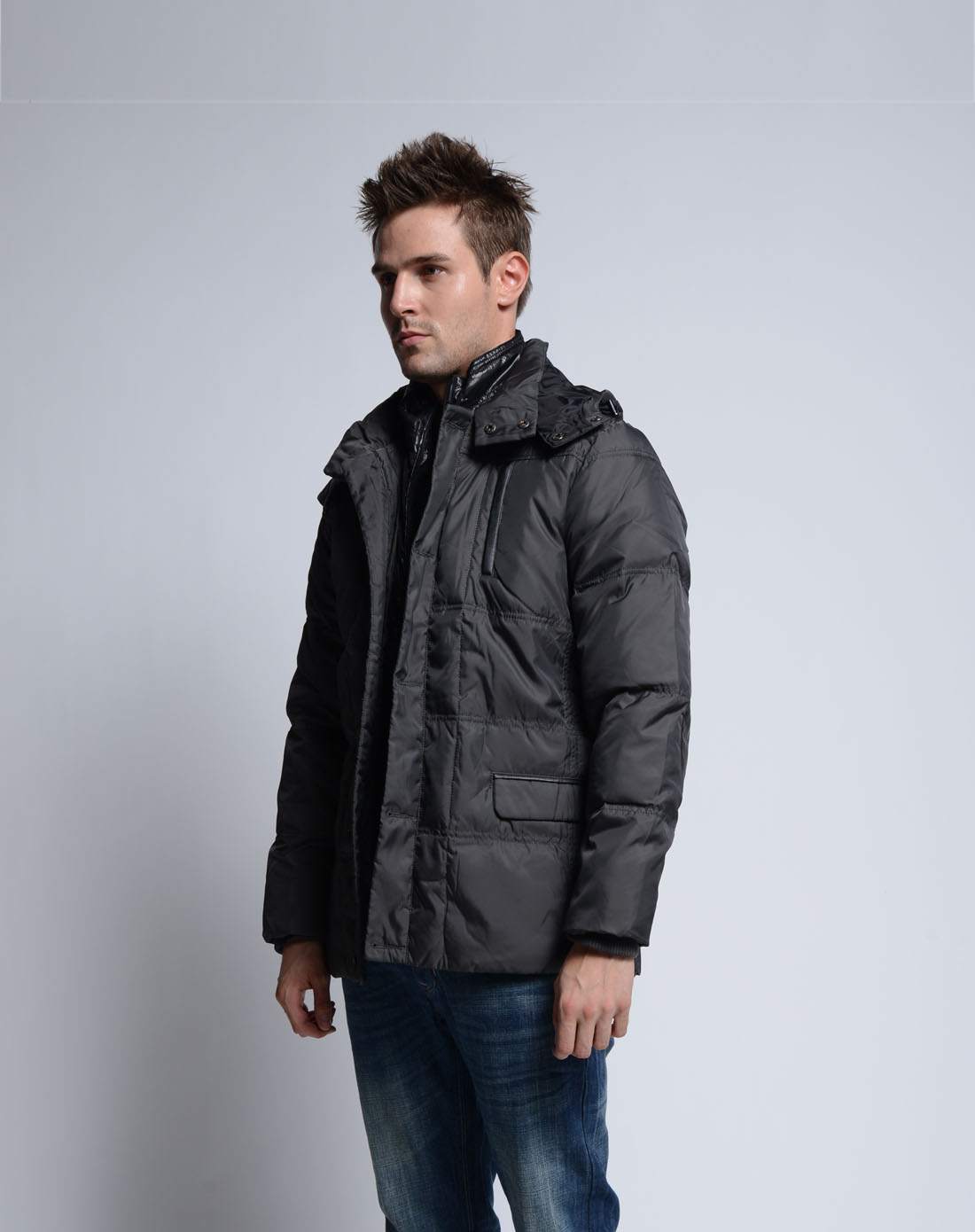男款中灰色羽绒服