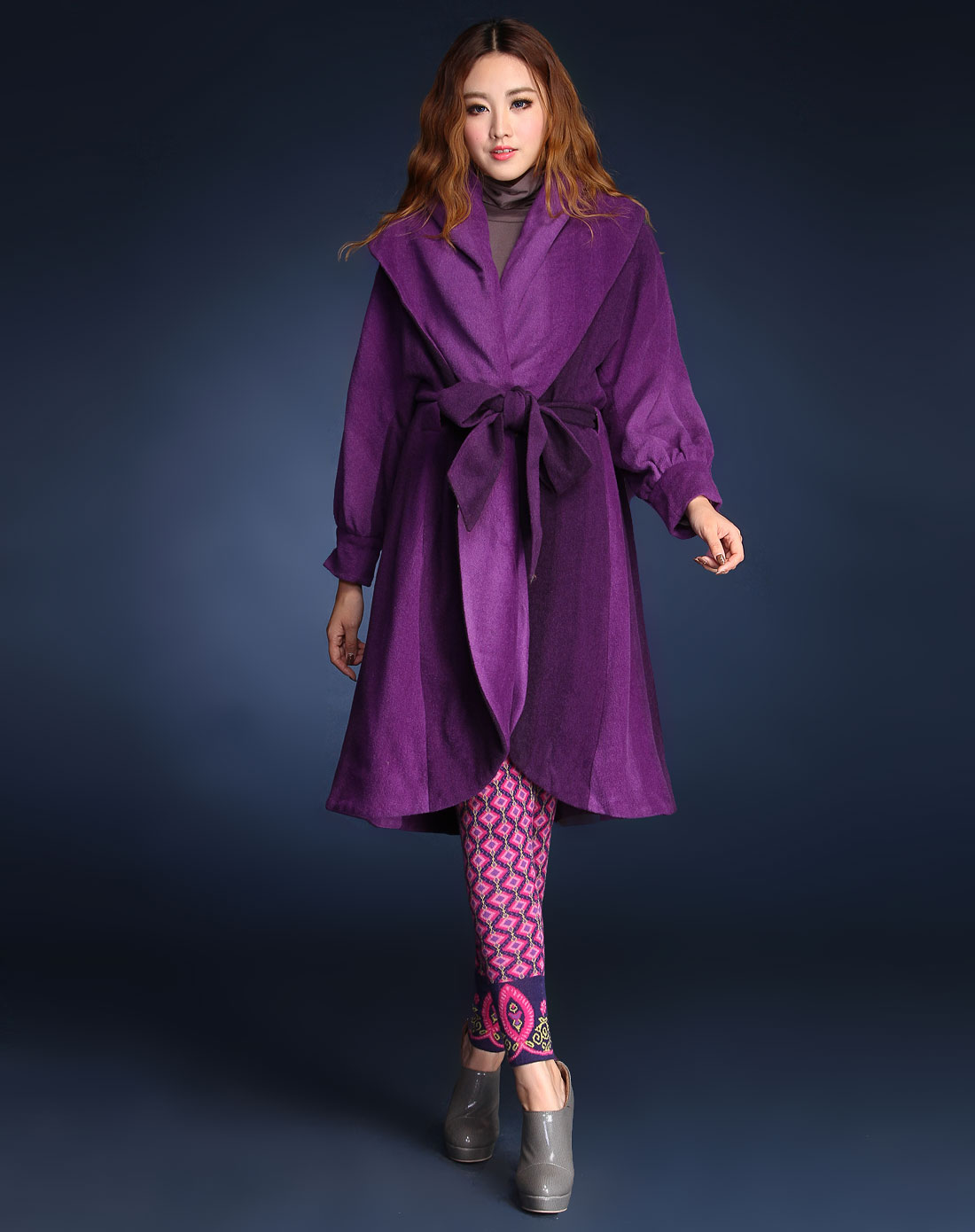 紫色大翻领高贵长袖大衣