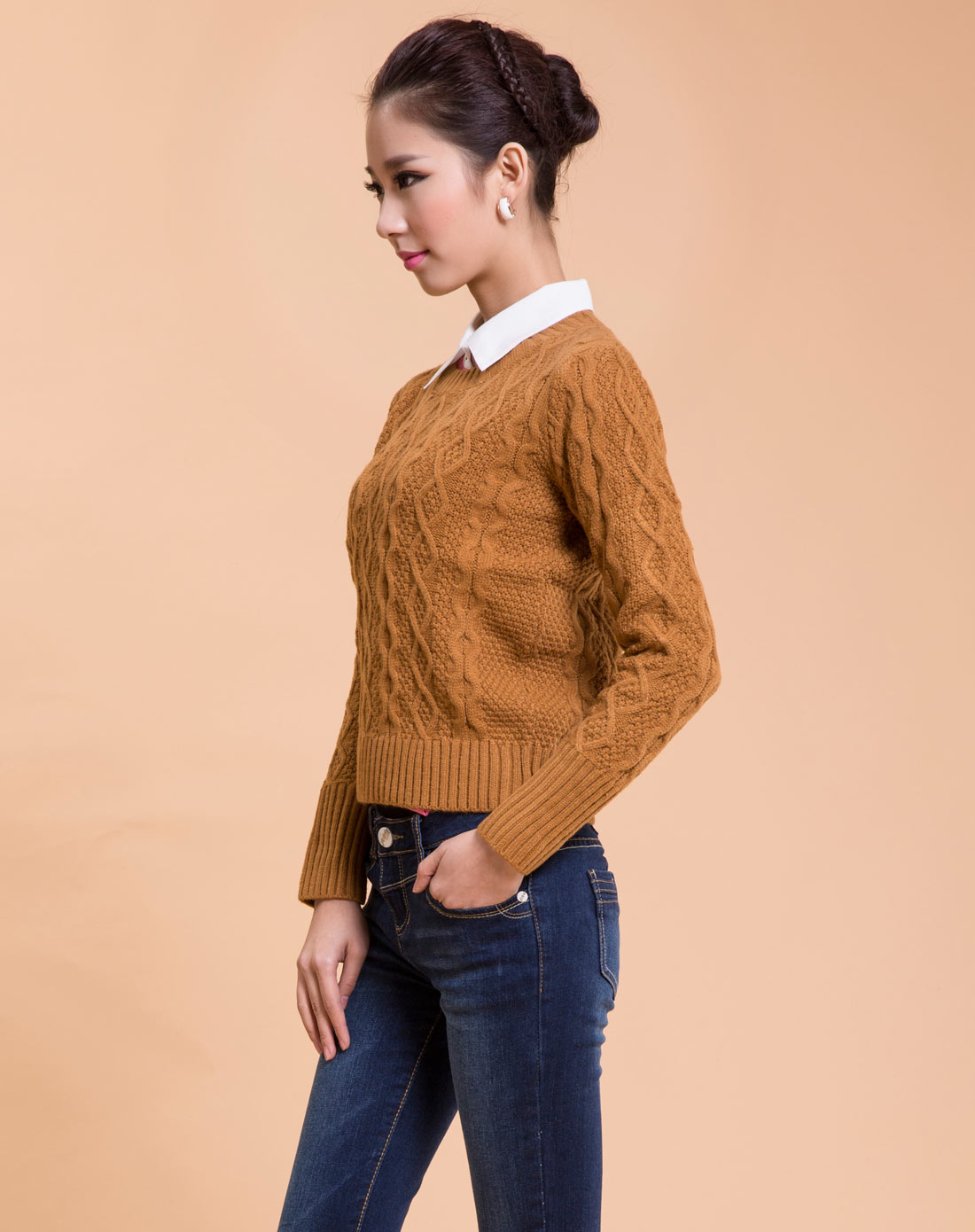 咖啡色圆领毛衣