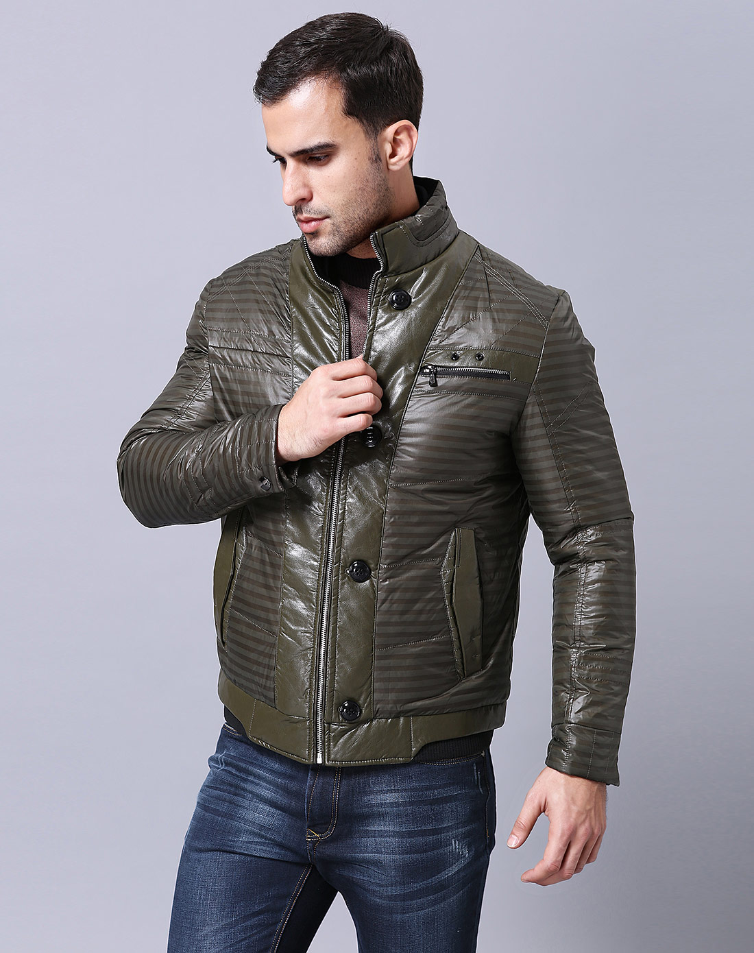 男款咸菜色羽绒服