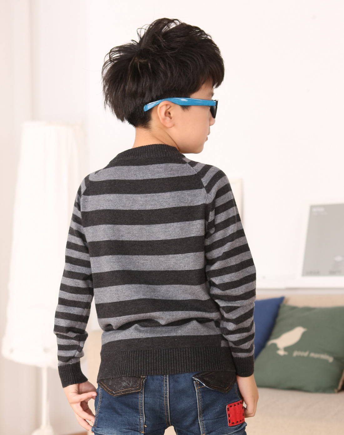 男童黑灰横条毛衣