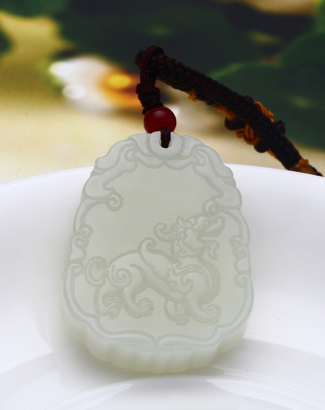 和田白玉貔貅吊牌(左)(附证书)