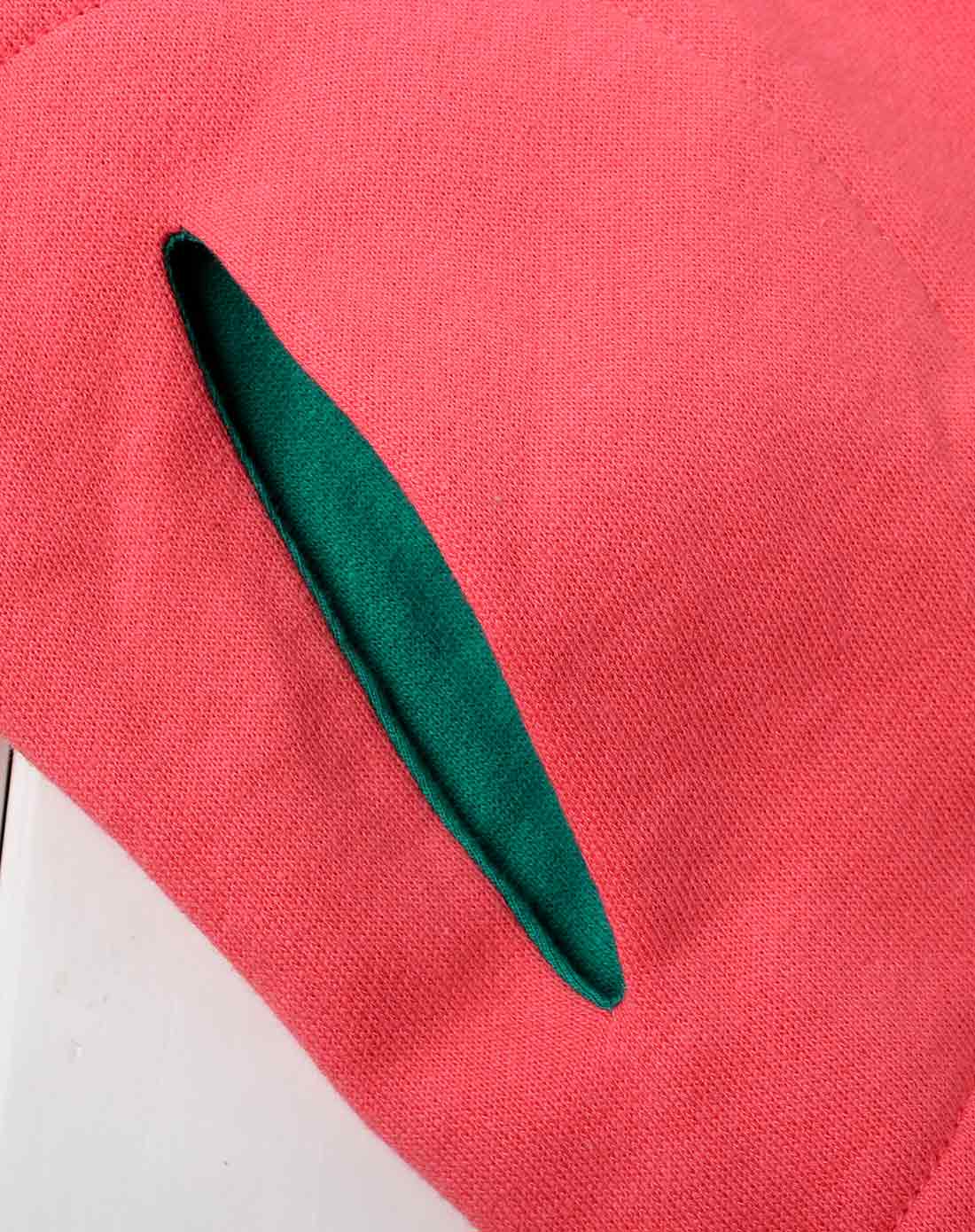 女童橡皮红绒布套头厚卫衣