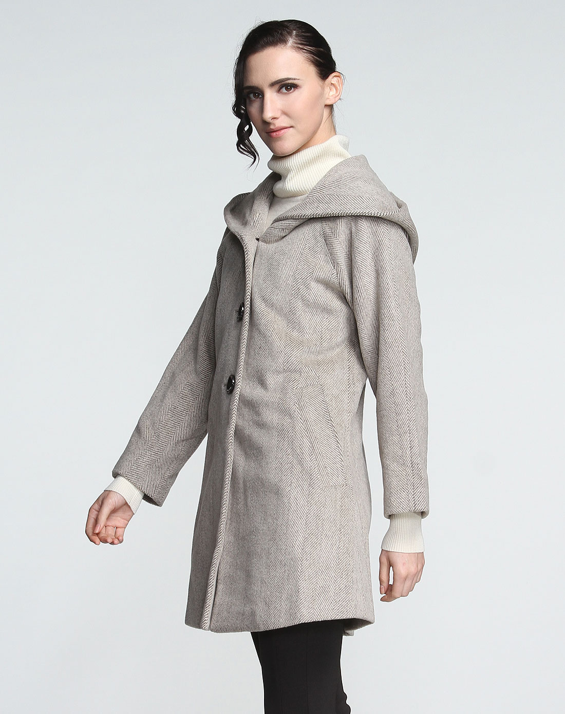 浅驼灰色连帽大气长袖大衣