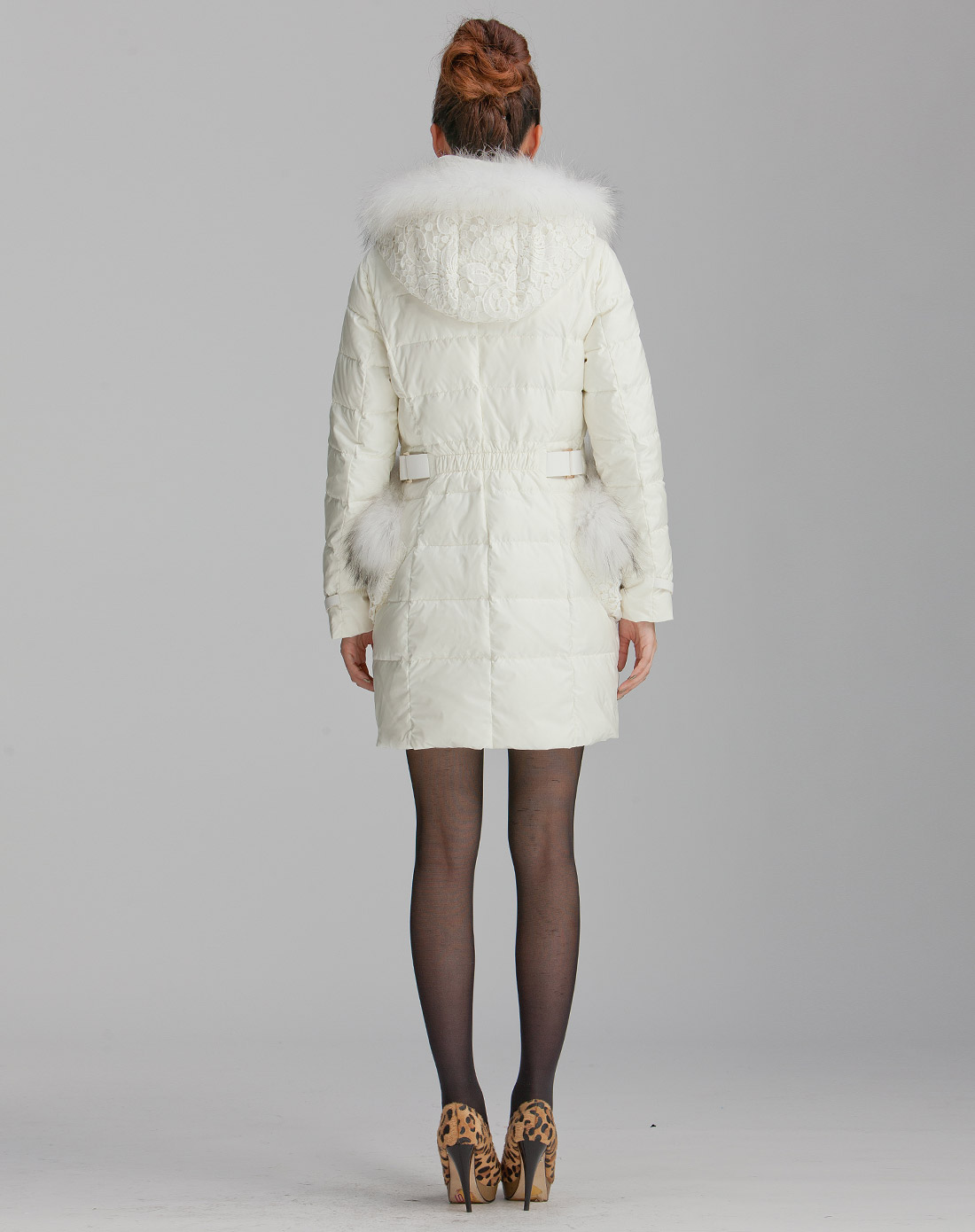 白色连帽勾花镂空羽绒服