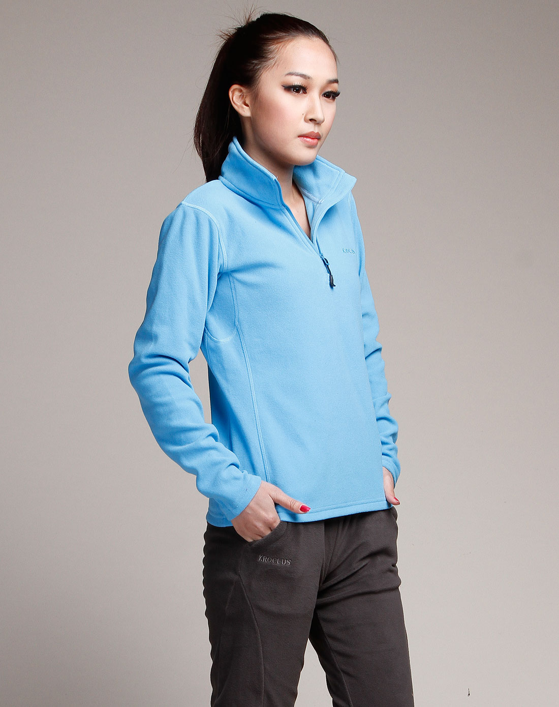 女款浅蓝色简约长袖运动衫