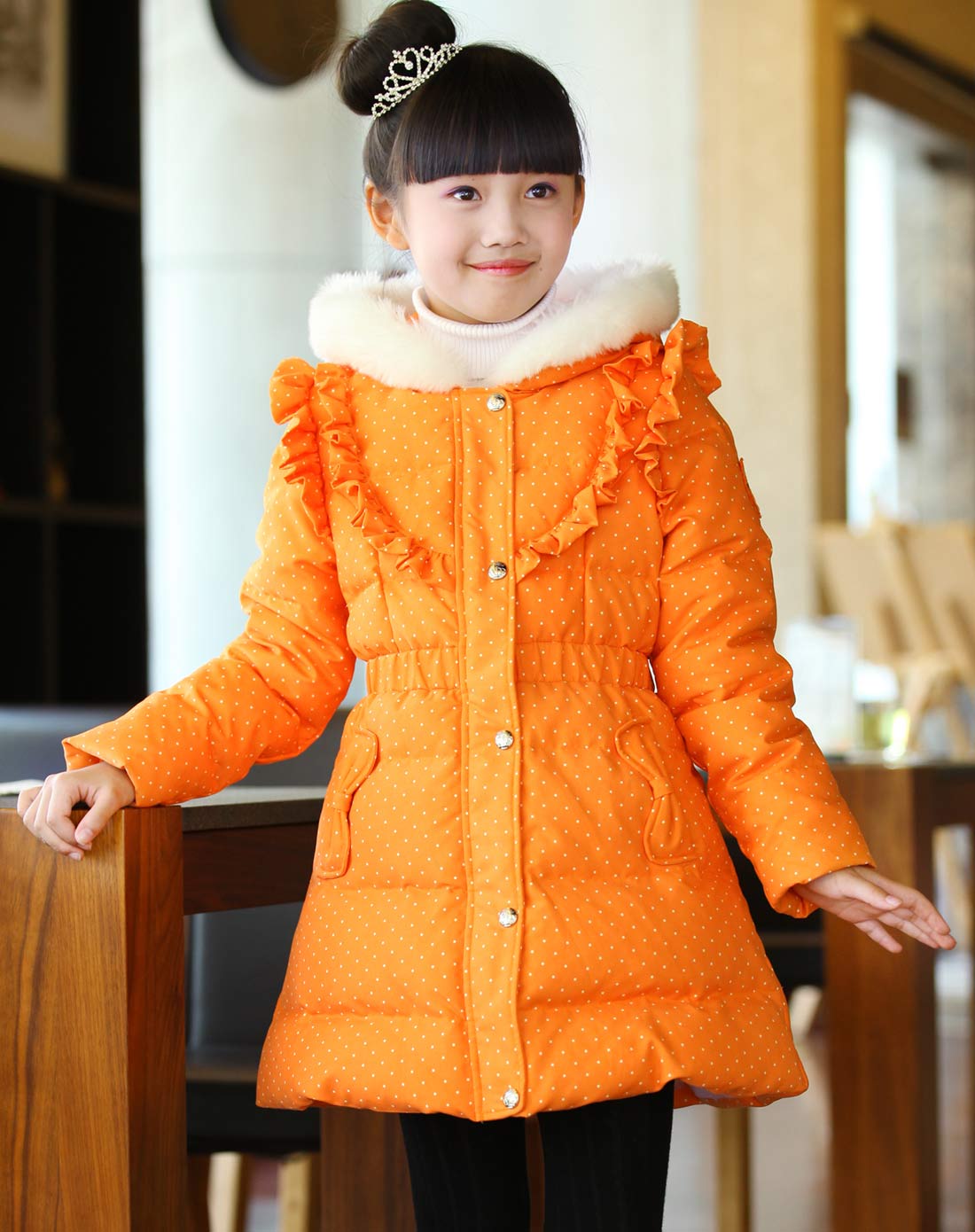 女童桔色羽绒服