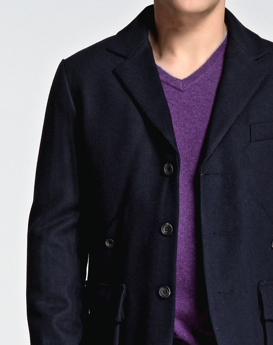 藏青色翻驳领西装