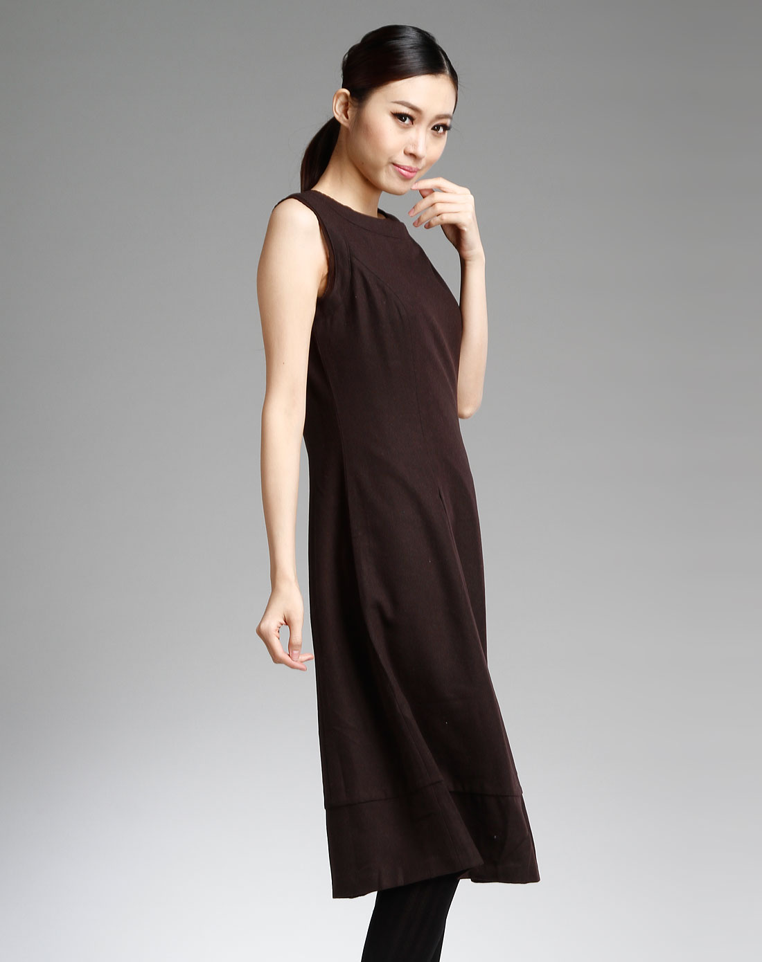 咖啡色圆领简约无袖连衣裙