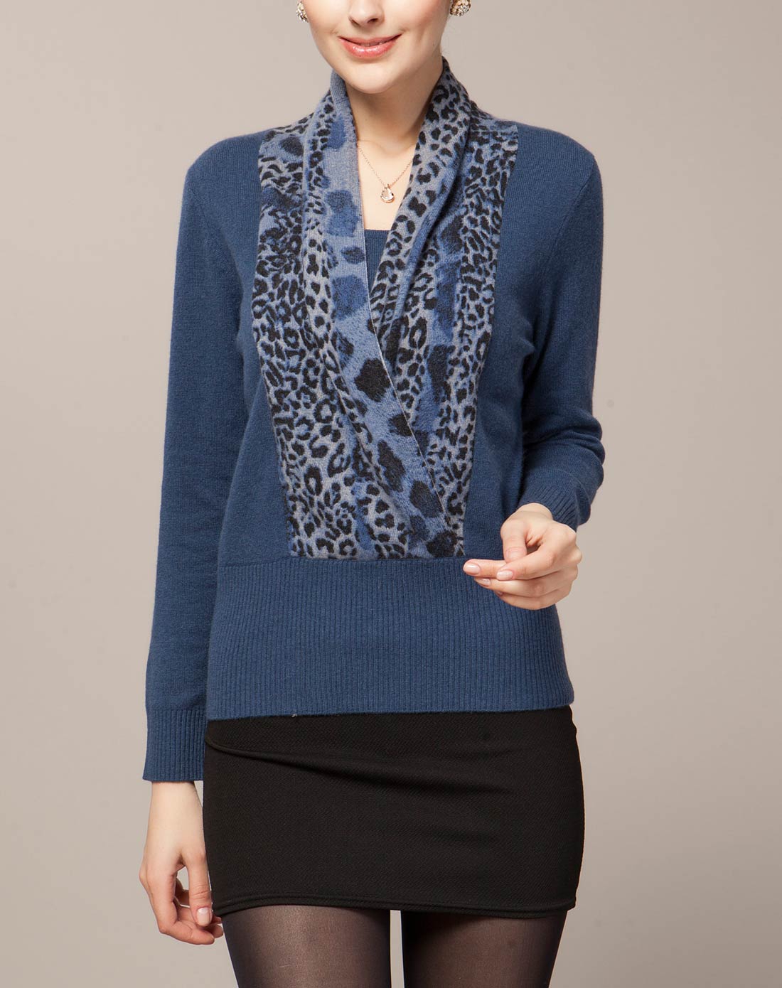 100%山羊绒深灰兰v叠领印花女套衫