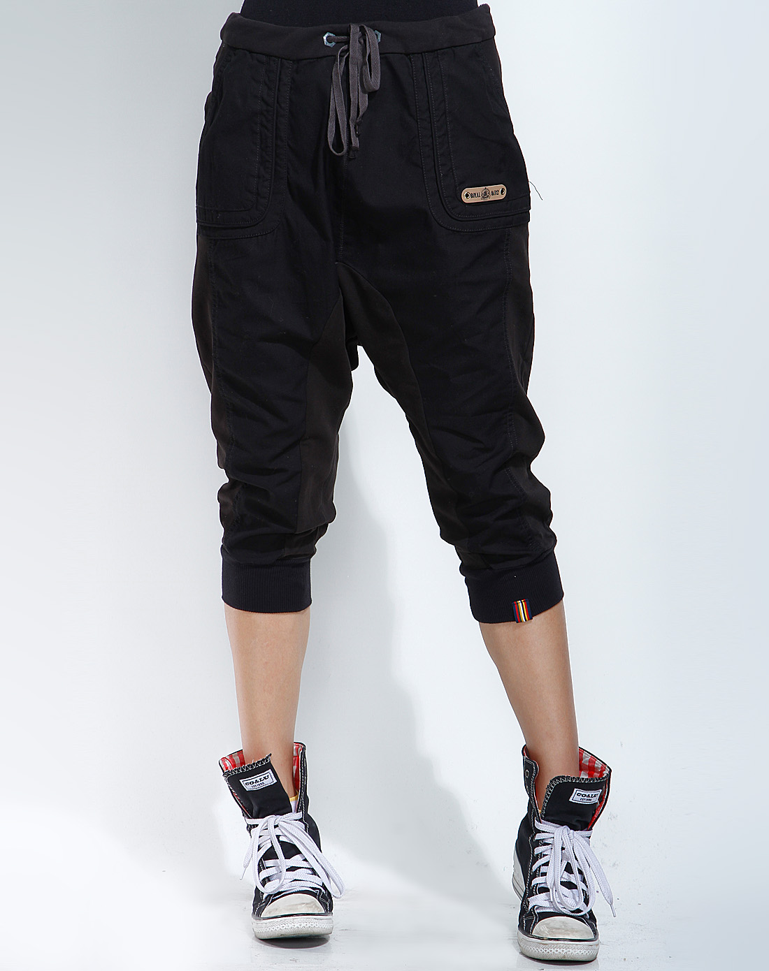 黑色休闲运动中裤