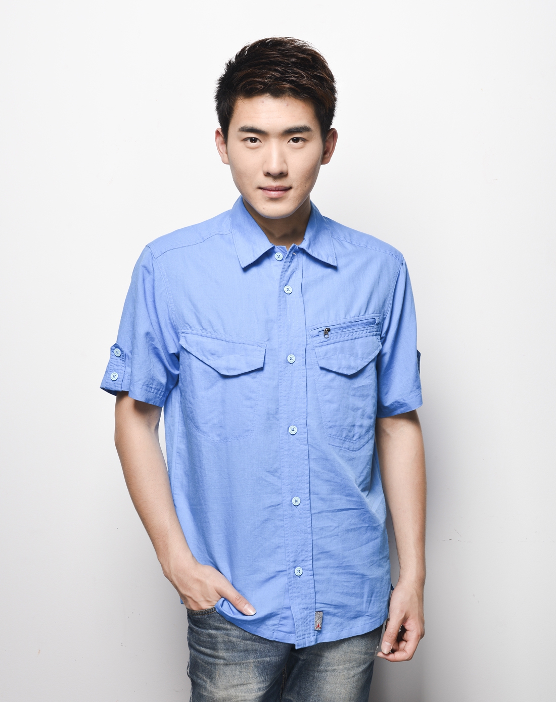 男子蓝色短袖衬衫
