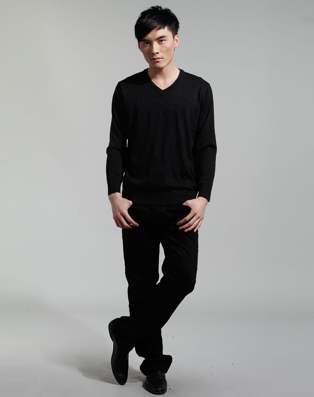 金菊 男款黑/灰色v领长袖羊毛衫