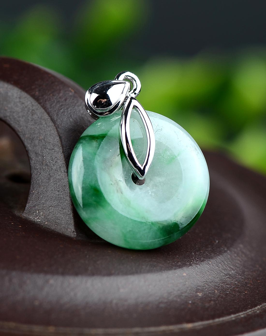 翡翠飘花18k镶嵌平安扣挂件