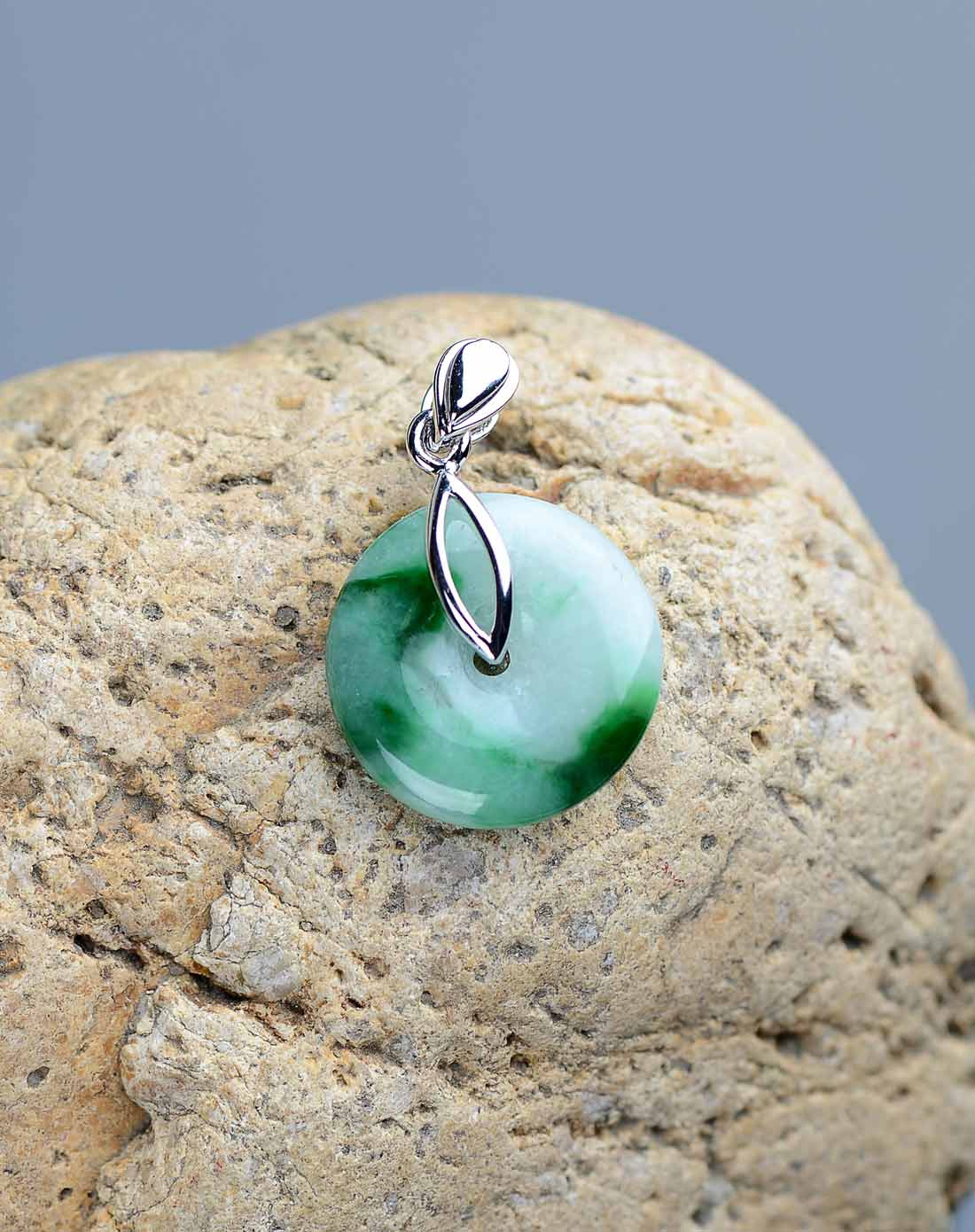 瑞歆宝珠宝专场-翡翠飘花18k镶嵌平安扣挂件