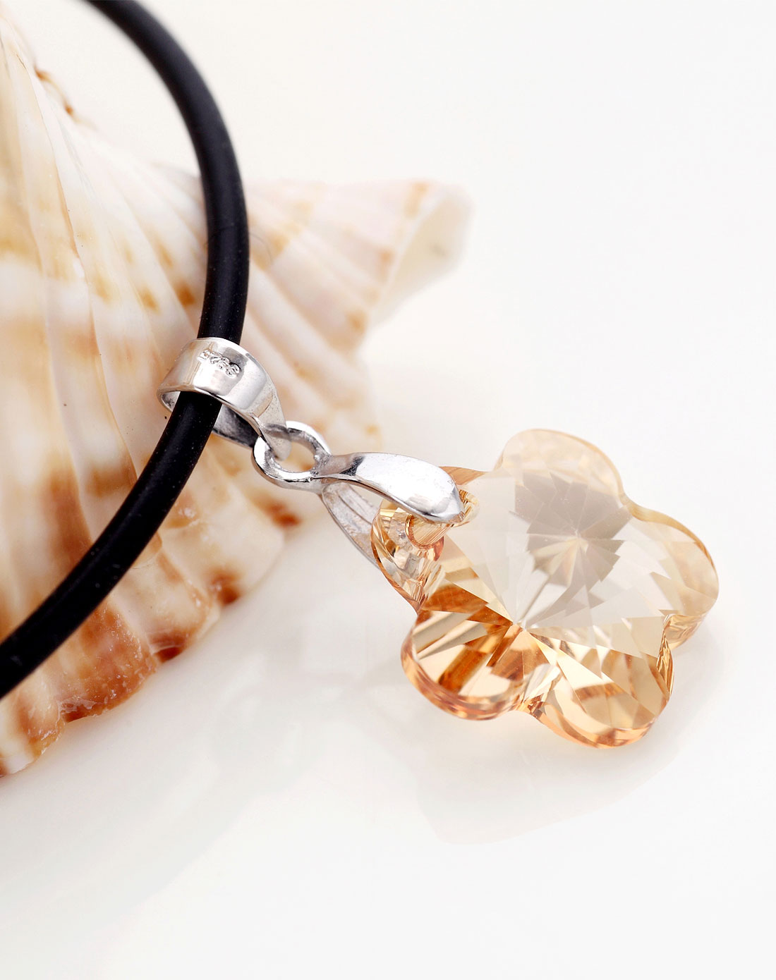 925银施华洛元素水晶梅花吊坠-金香槟色(送银扣皮绳项链)