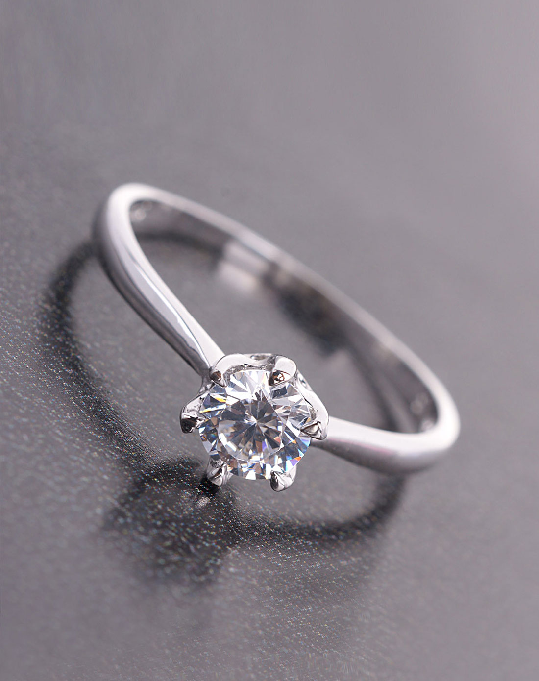 经典镶在纯银锆石戒指