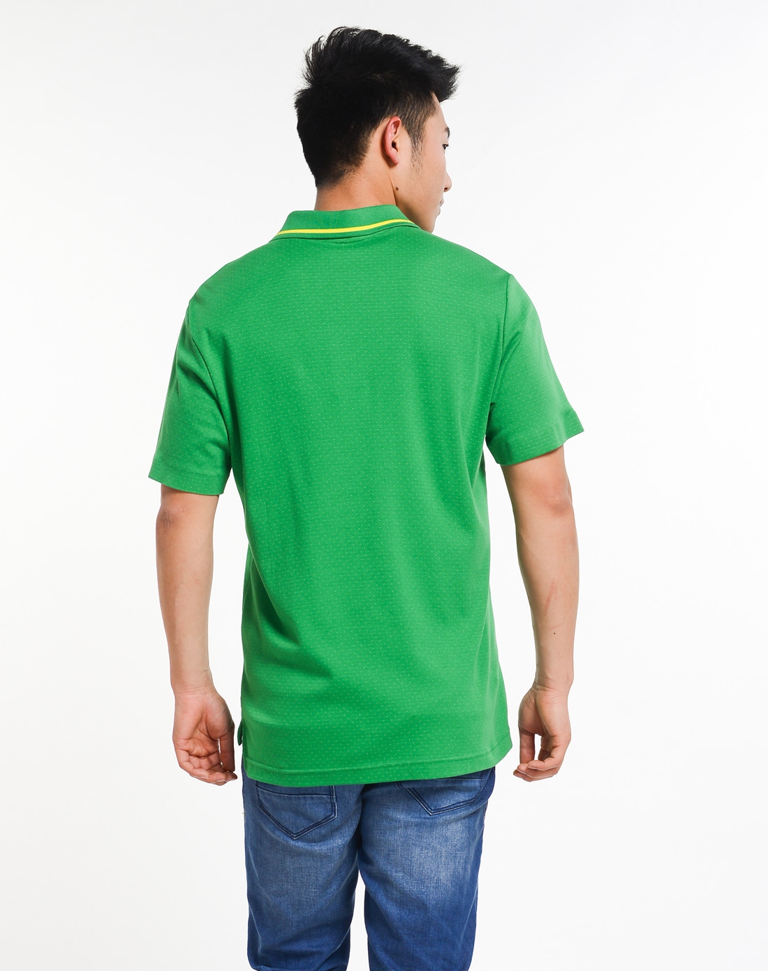 男子绿色短袖polo衫