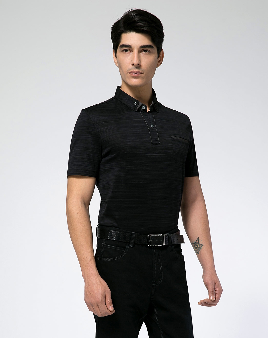 蓝黑色翻领短袖t恤