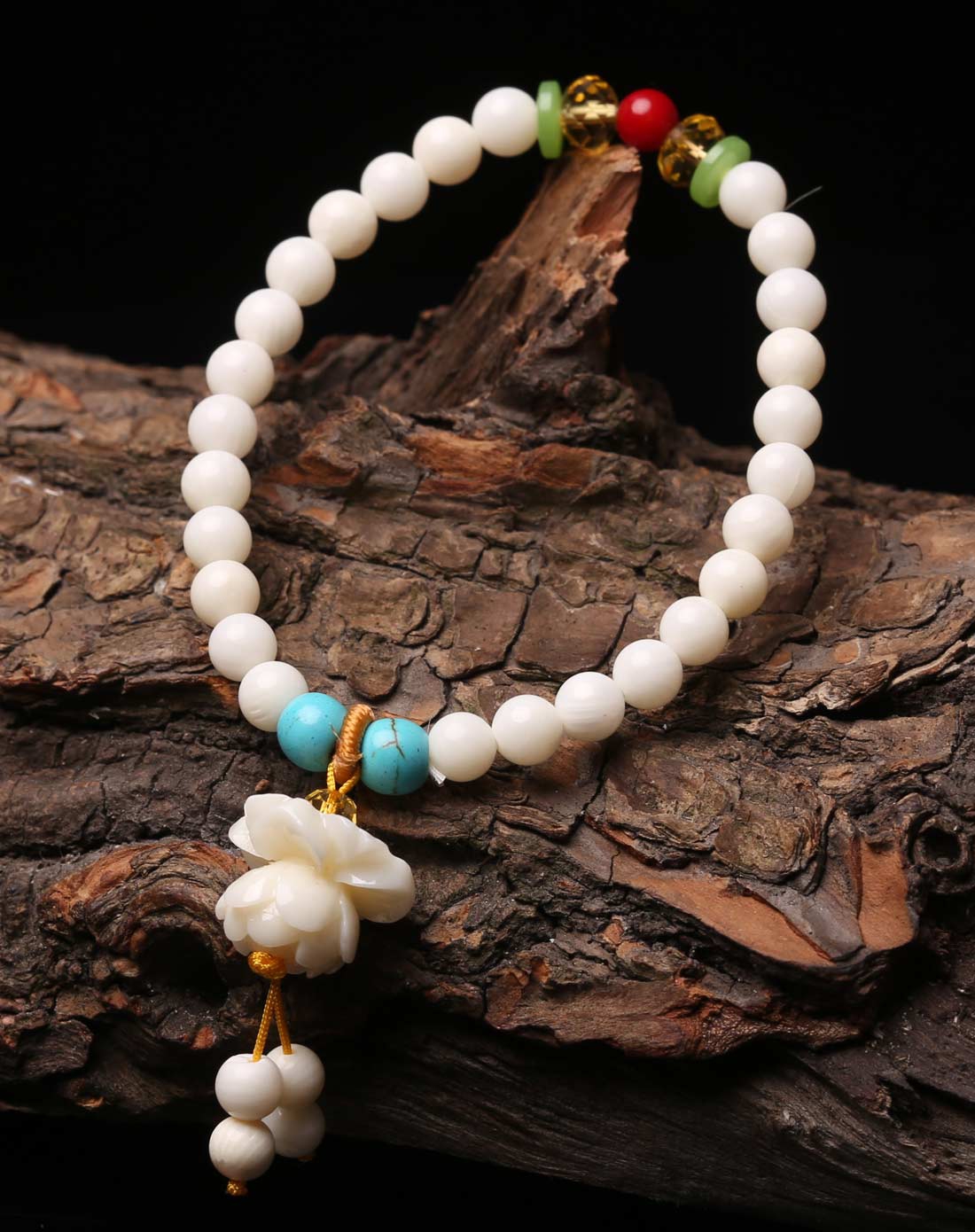 盈满堂饰品专场 > 天然白珊瑚带莲花单层手链