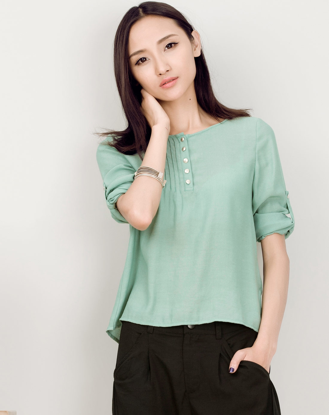 灰绿色长袖衬衫