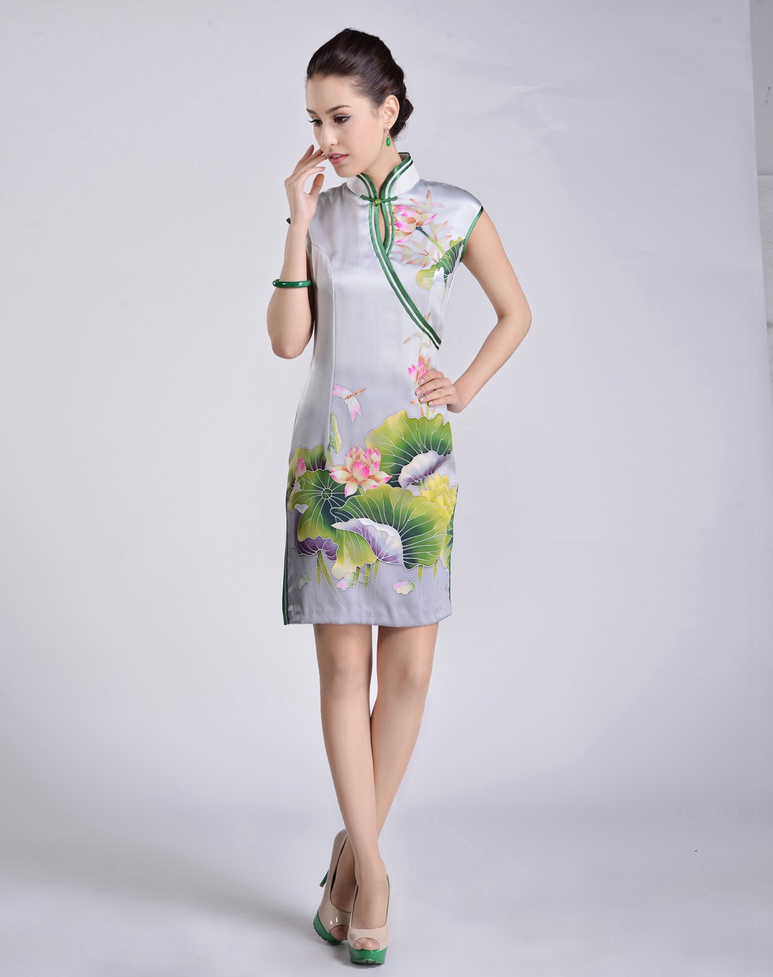 女款浅灰色清新时尚真丝无袖旗袍