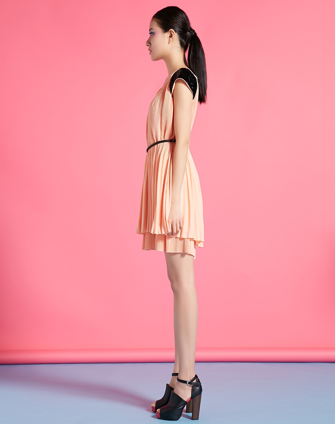 百褶时尚肉粉色短袖连衣裙