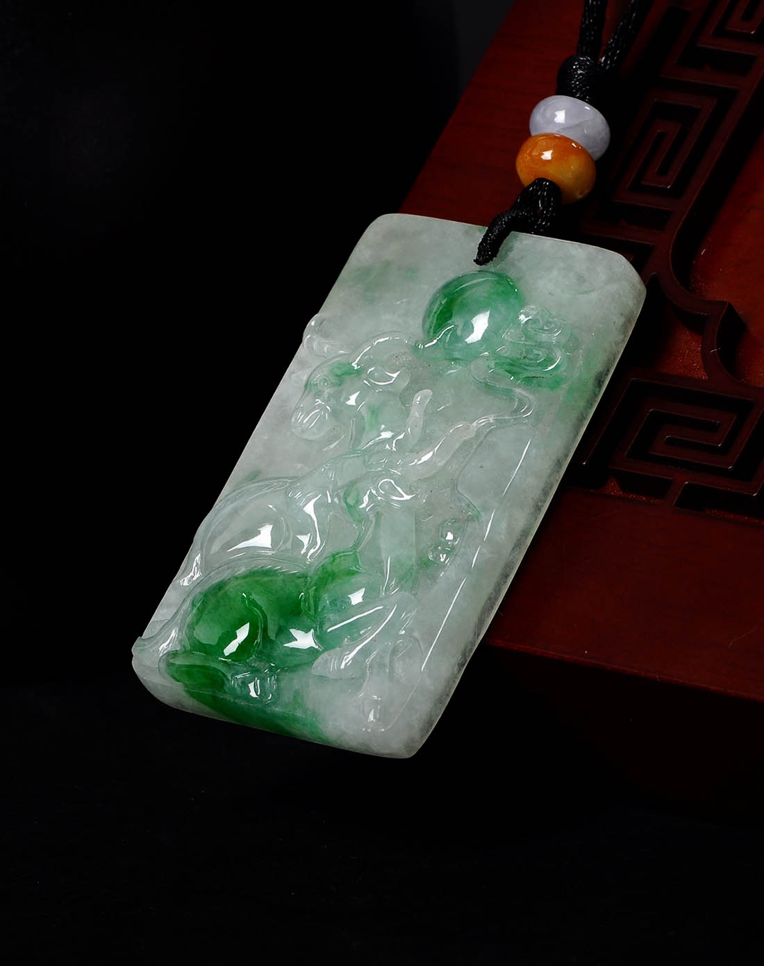 天然a货翡翠俏绿三羊开泰吊坠