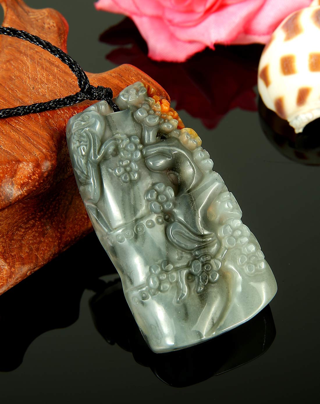 女款花纹石英岩质玉吊坠(附证书)