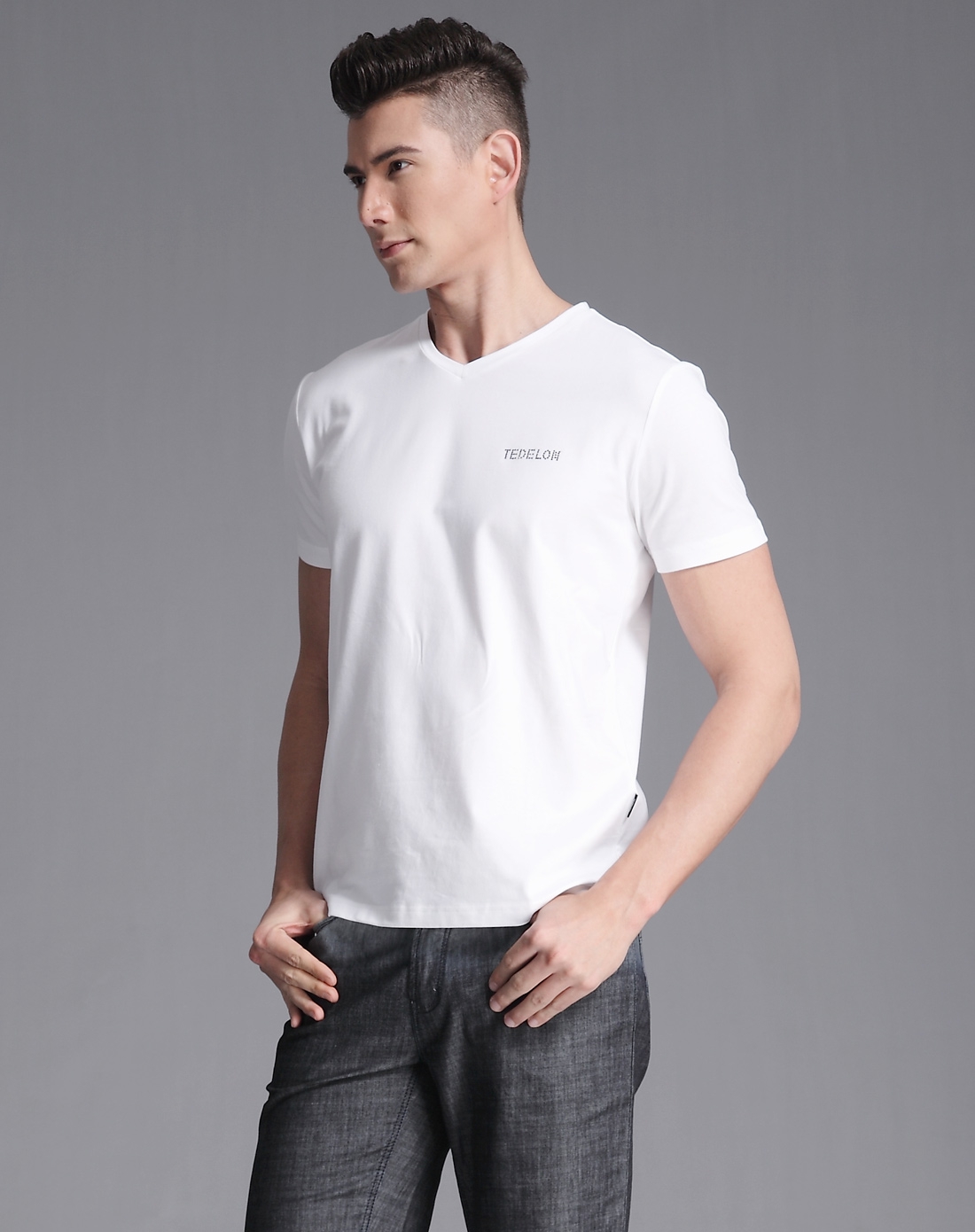 白色帅气清秀短袖t恤