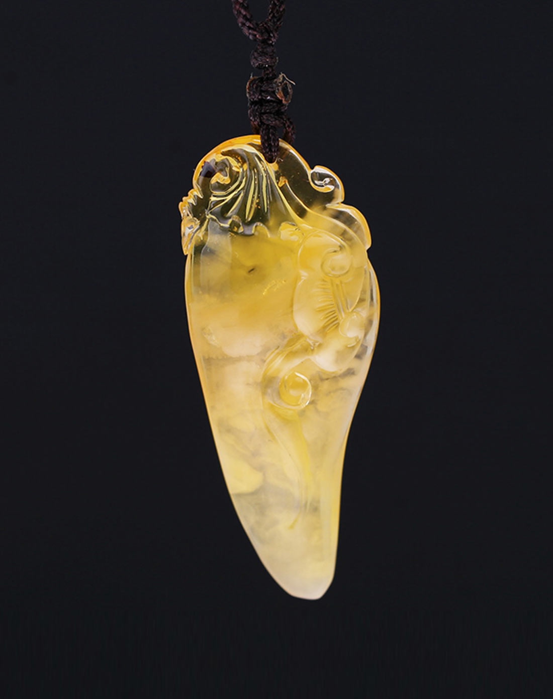 晶莹剔透金珀雕刻吊坠