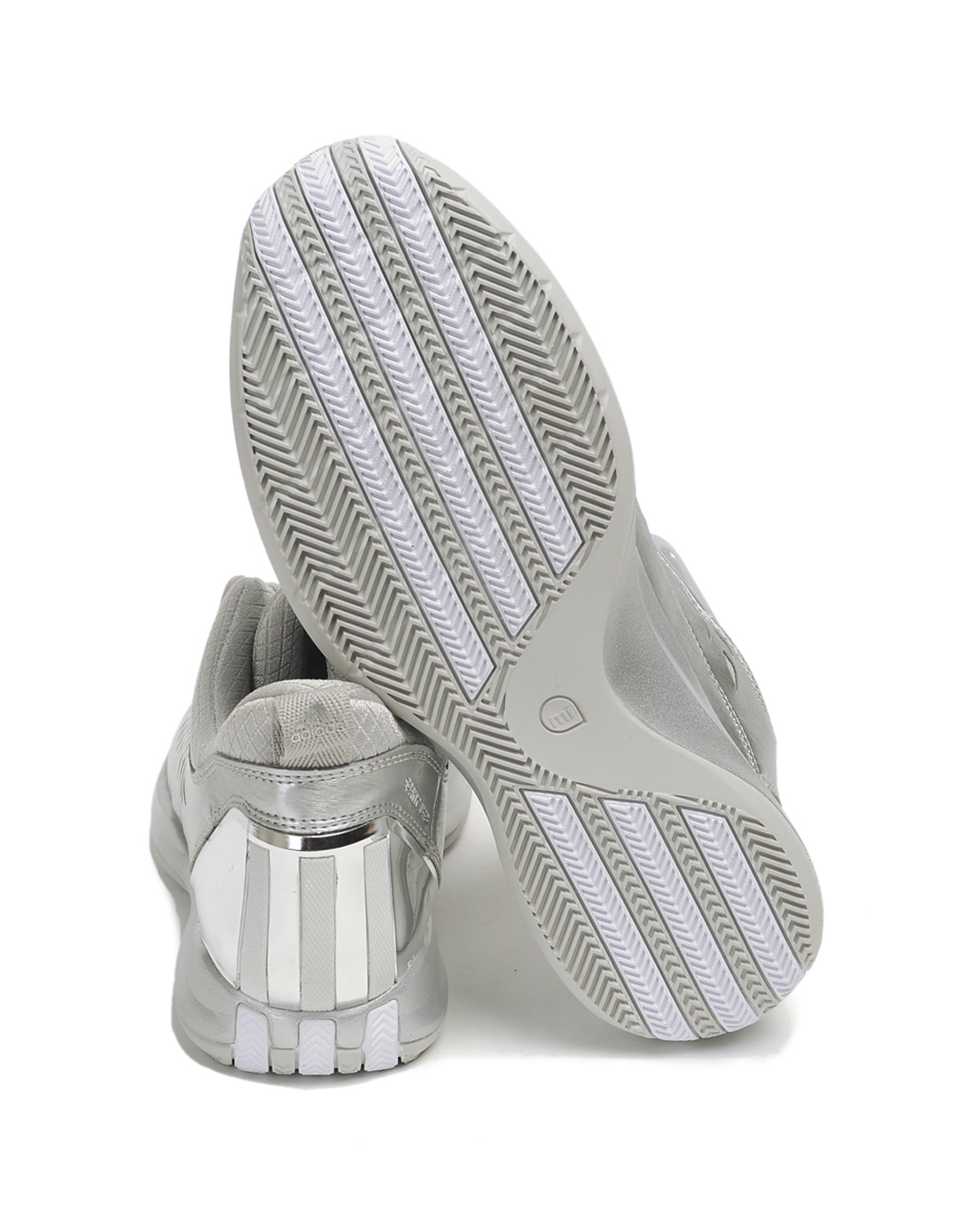 男子银色篮球鞋