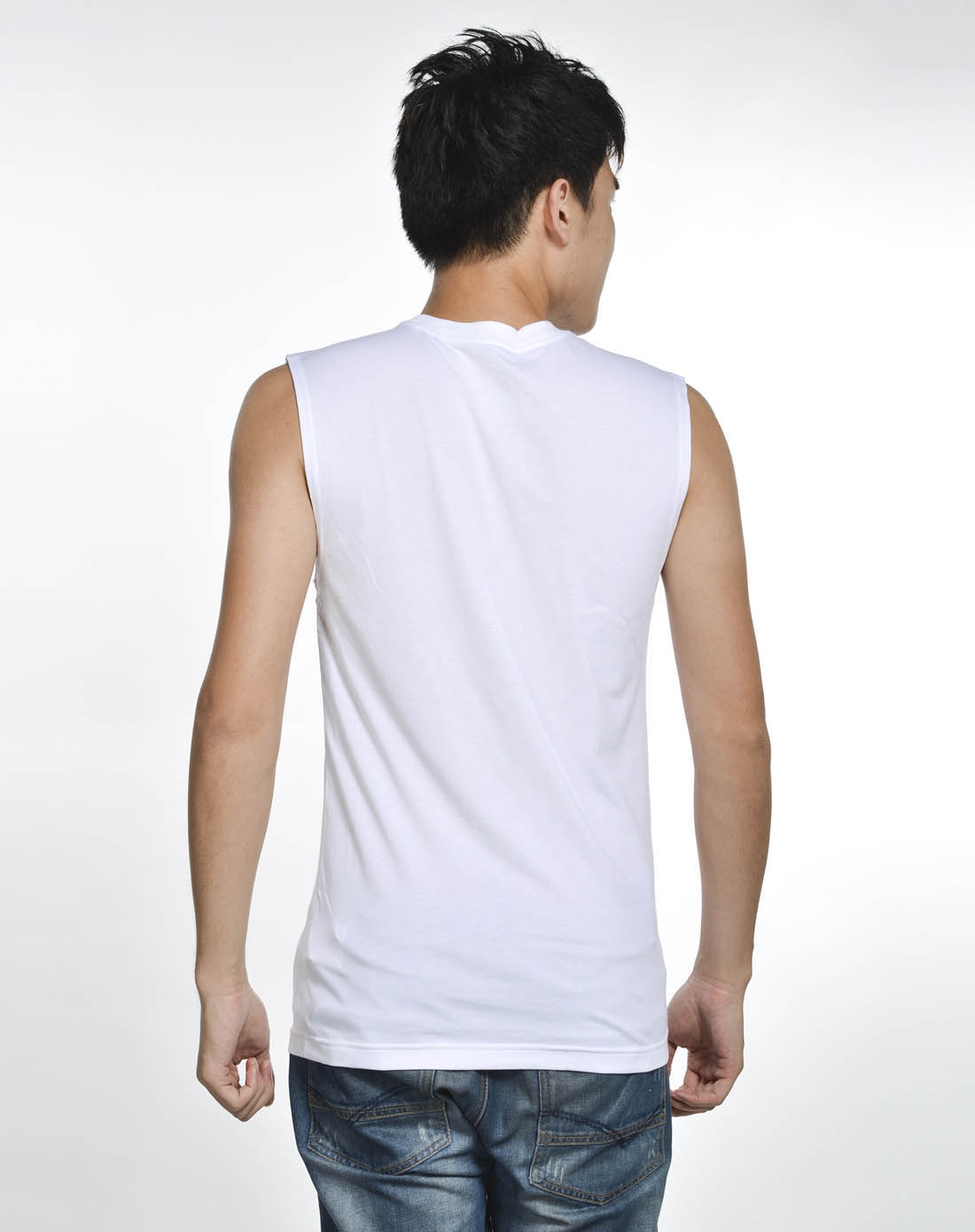 男子白色背心