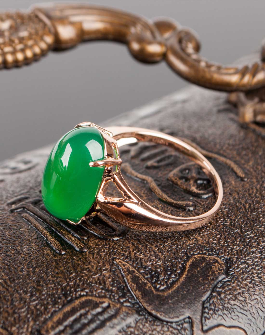 天然玉随18k镶嵌戒指