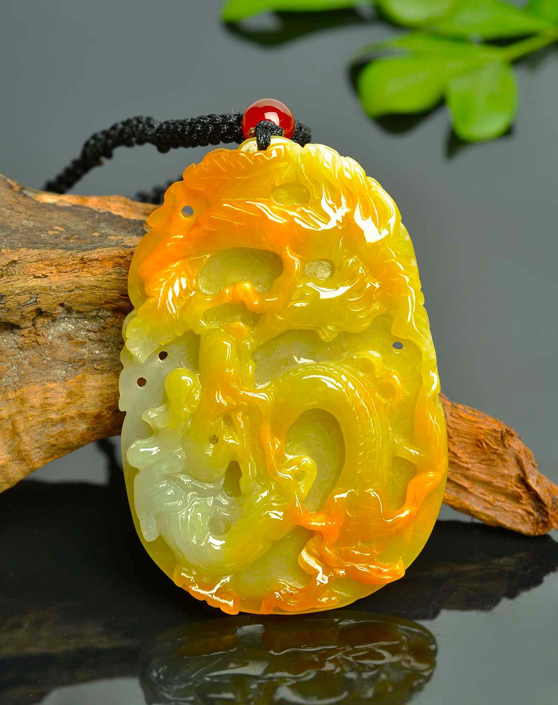 天然精雕大件糯种满色黄翡龙凤呈祥翡翠吊坠(国家权威鉴定)