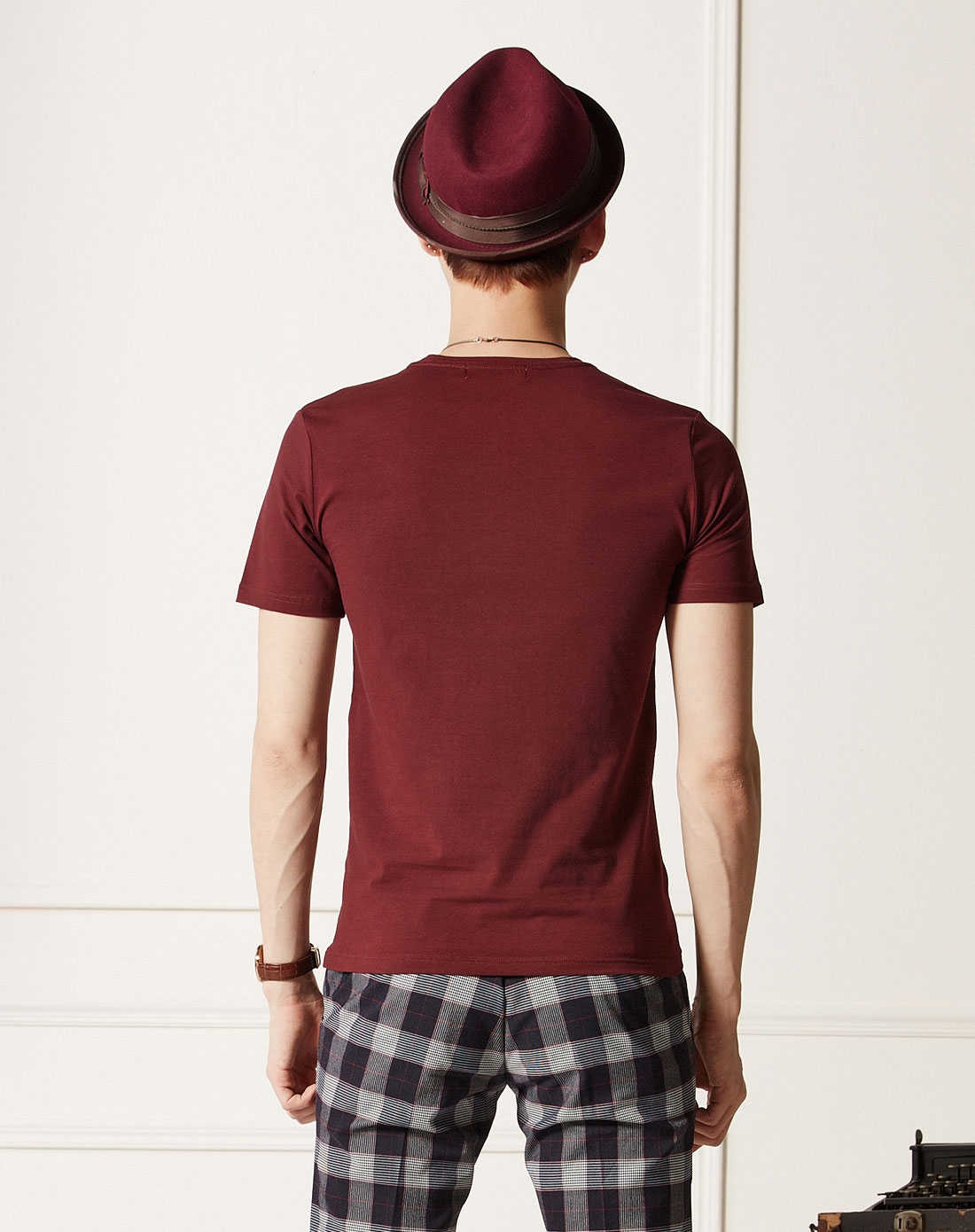 青春简洁圆领枣红色短袖t恤