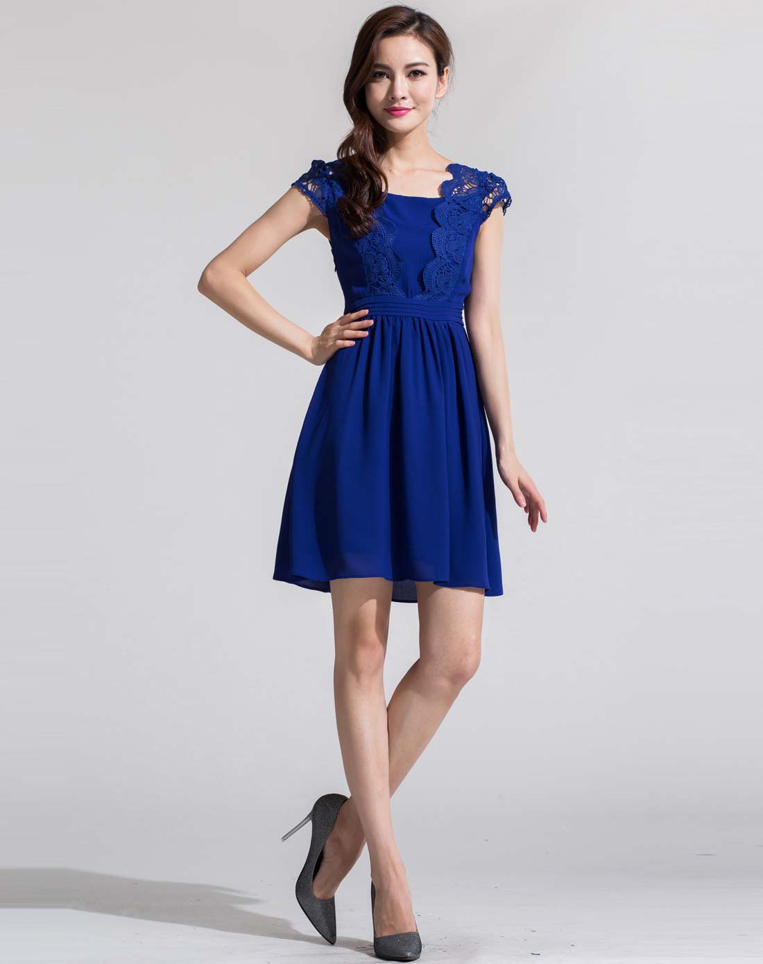 深蓝色短袖不规则碎花连衣裙